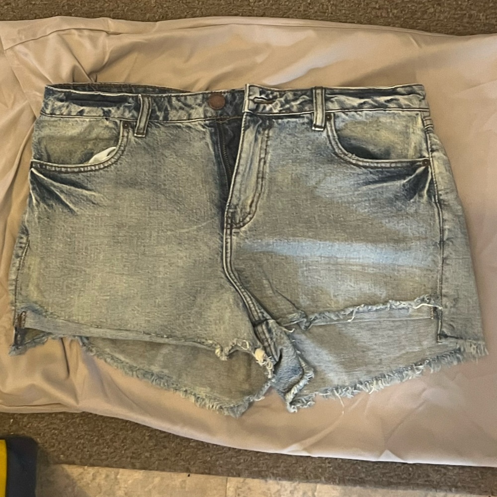 Distressed denim O’Neill jean shorts. New without tags. - Picture 3 of 6